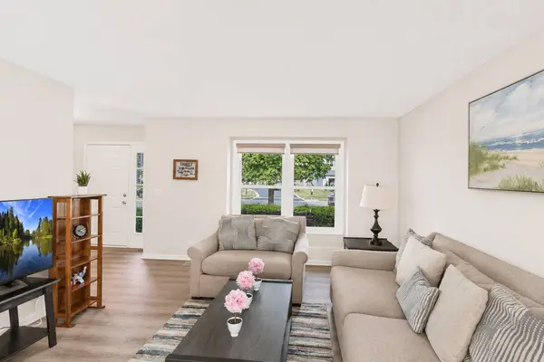 323 Farmhill CIR, Wauconda, IL 60084