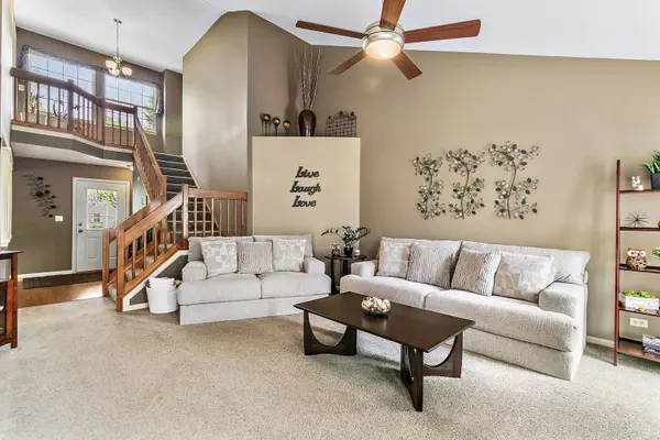 204 Dickens TRL, Elgin, IL 60120