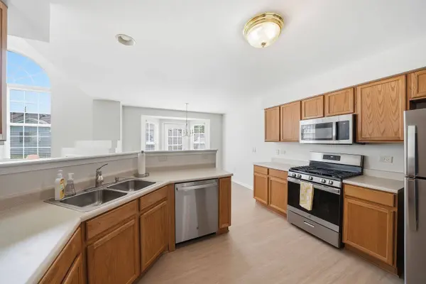 58 Rolling Oaks RD #B, Sugar Grove, IL 60554