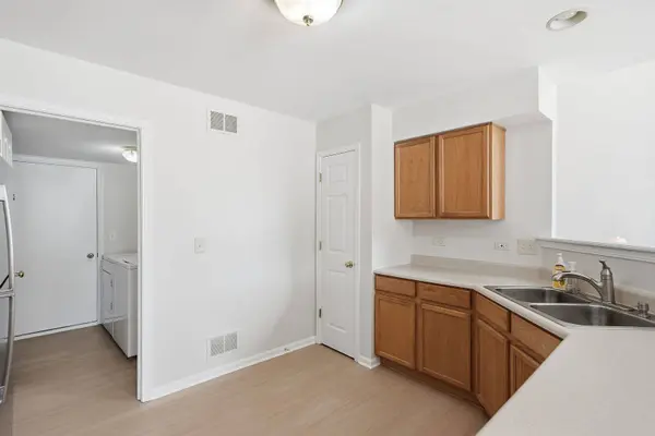 58 Rolling Oaks RD #B, Sugar Grove, IL 60554