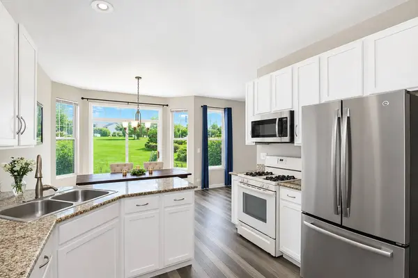 1904 Cobblestone DR, Carpentersville, IL 60110