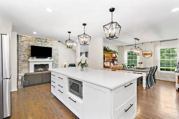 37W384 Ronsu LN, St. Charles, IL 60175