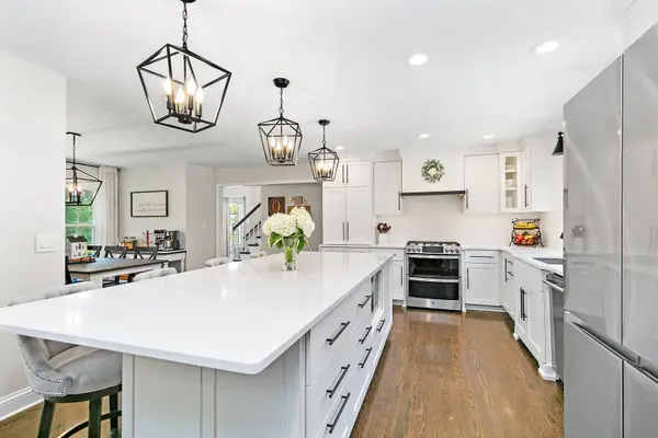 37W384 Ronsu LN, St. Charles, IL 60175
