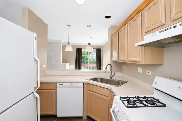 302 Windsor CT #D, South Elgin, IL 60177
