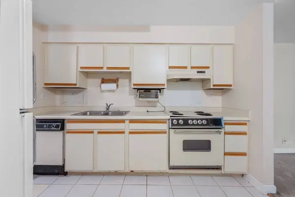 1605 E Central RD #106A, Arlington Heights, IL 60005