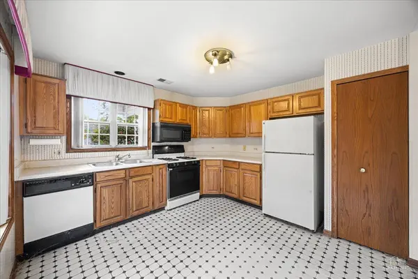 200 Westminster CT #C, Schaumburg, IL 60193