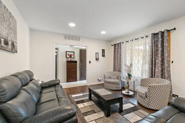 1037 Conrad CT, Elk Grove Village, IL 60007