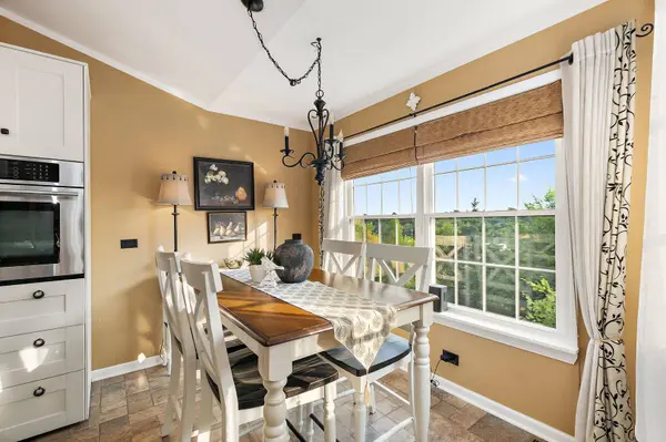 944 VIEWPOINT DR, Lake In The Hills, IL 60156