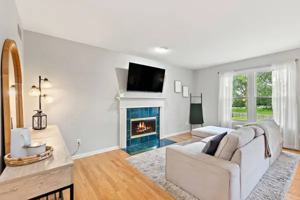 123 Devonshire DR, Dekalb, IL 60115