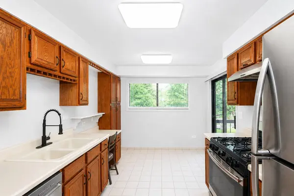 15 Creekside CIR #C, Elgin, IL 60123