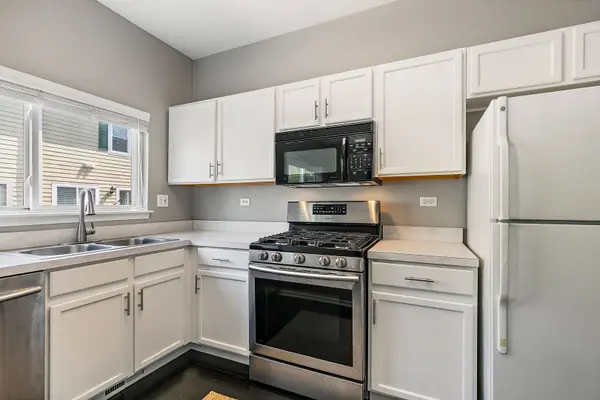 1095 VILLAGE CENTER Pkwy #5, Aurora, IL 60506