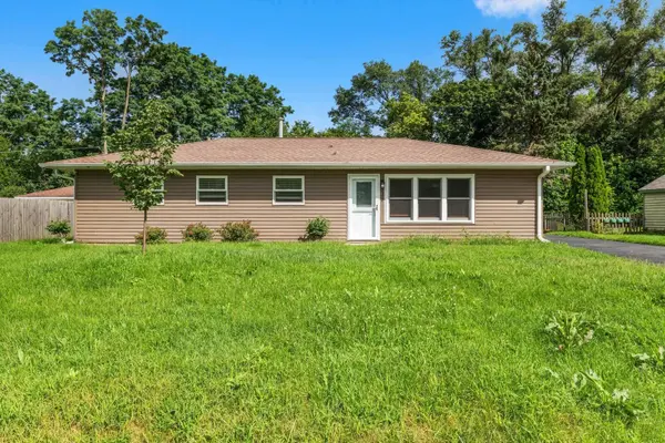2302 Manor LN, Mchenry, IL 60051
