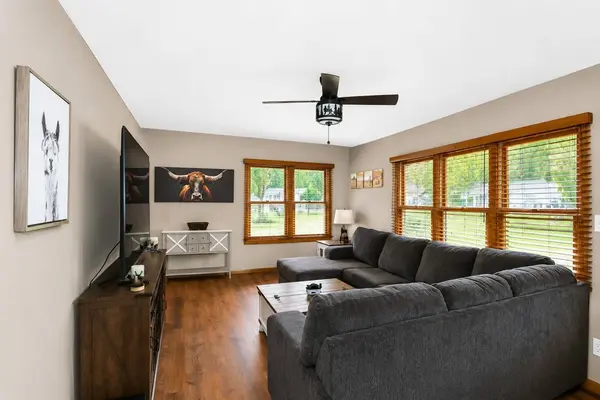 2302 Manor LN, Mchenry, IL 60051