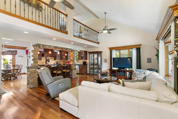 1021 Pheasant TRL, Carol Stream, IL 60188