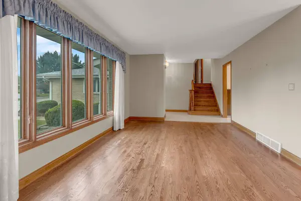 1023 S Lancaster ST, Mount Prospect, IL 60056