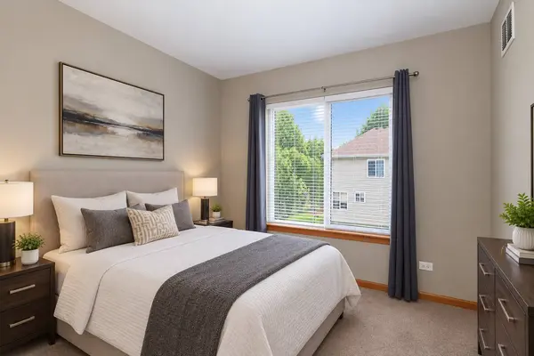 1306 Shamrock LN, Pingree Grove, IL 60140