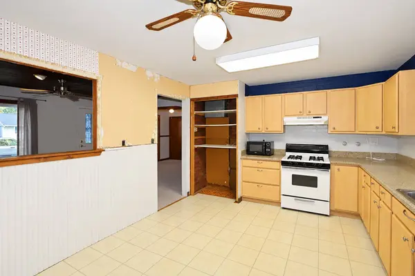 410 Cedarcrest DR, Streamwood, IL 60107