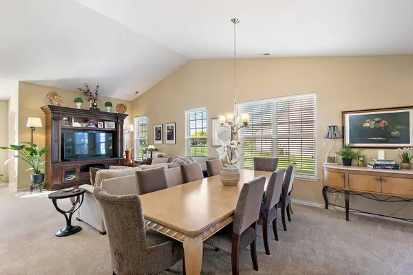 646 N Falls CIR, Pingree Grove, IL 60140