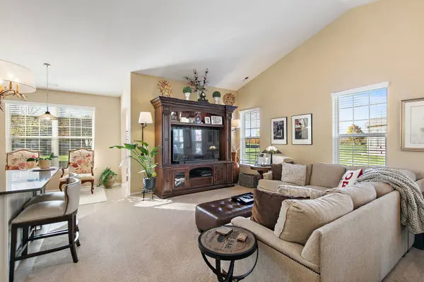646 N Falls CIR, Pingree Grove, IL 60140
