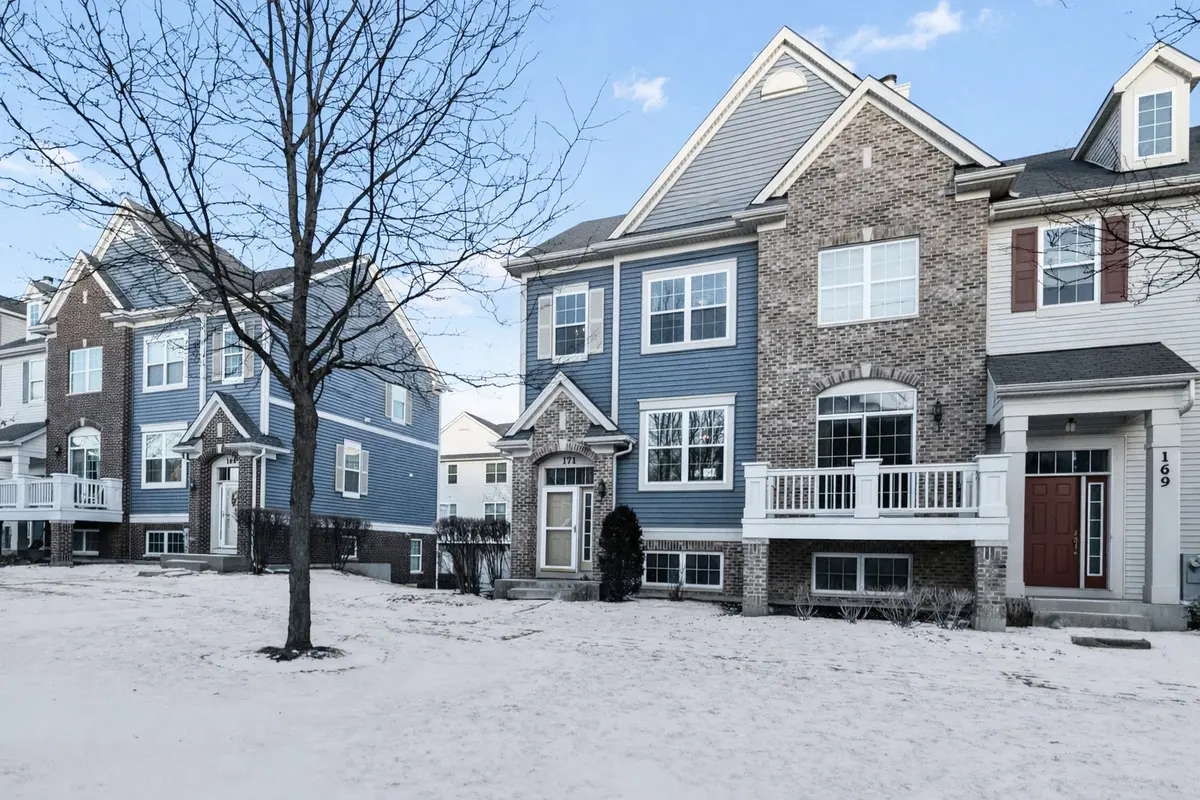 professional real estate photography front photo of townhome for sale