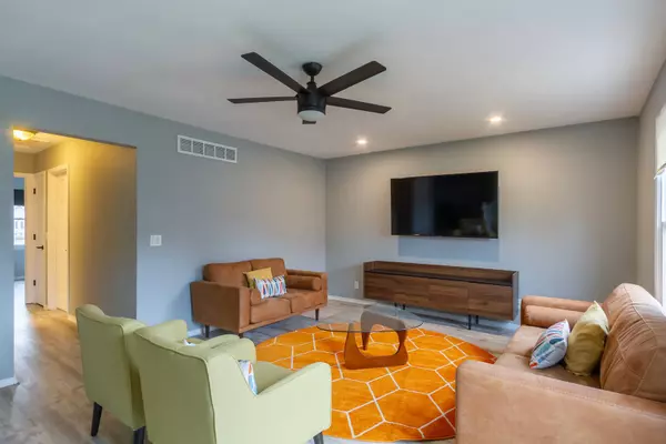 546 Independence AVE, South Elgin, IL 60177