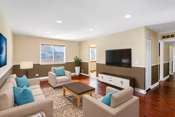 13 Arrowwood CT, Streamwood, IL 60107