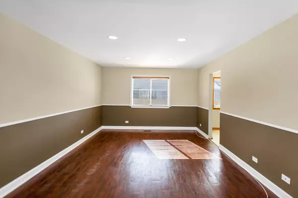 13 Arrowwood CT, Streamwood, IL 60107