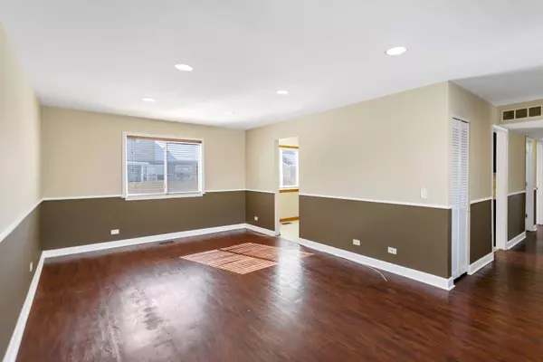 13 Arrowwood CT, Streamwood, IL 60107