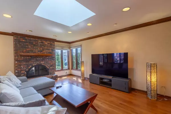 571 Mistic Harbour LN, Schaumburg, IL 60193