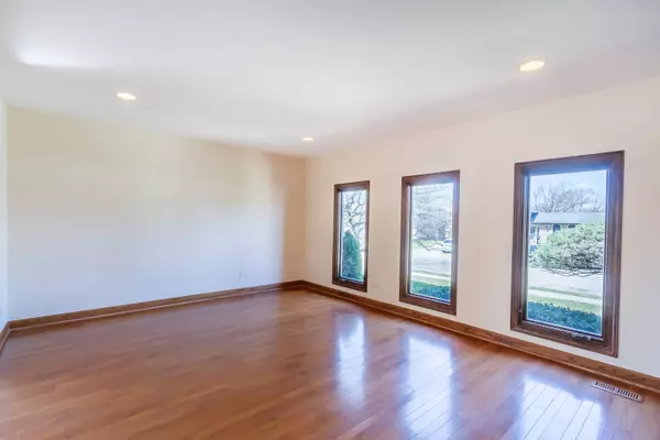 571 Mistic Harbour LN, Schaumburg, IL 60193