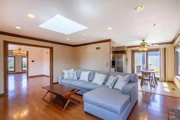 571 Mistic Harbour LN, Schaumburg, IL 60193