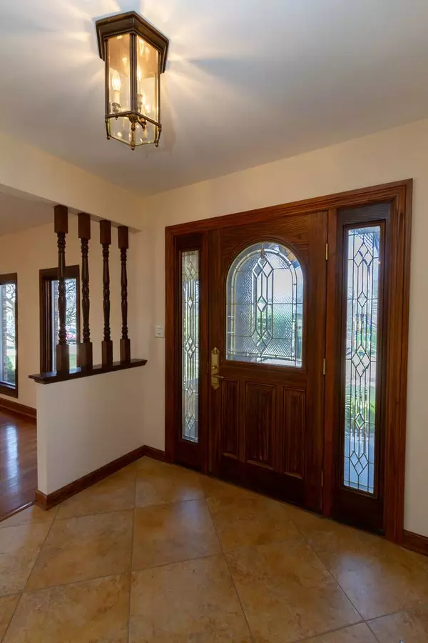 571 Mistic Harbour LN, Schaumburg, IL 60193