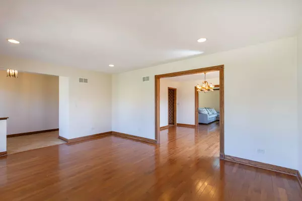 571 Mistic Harbour LN, Schaumburg, IL 60193