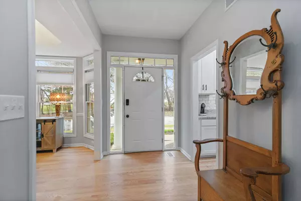 2S761 Parkview DR, Glen Ellyn, IL 60137