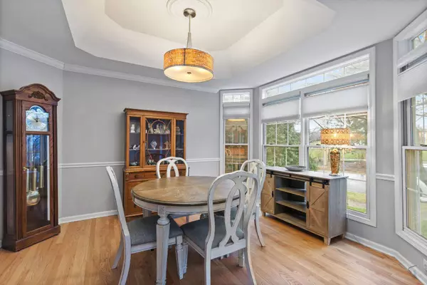 2S761 Parkview DR, Glen Ellyn, IL 60137