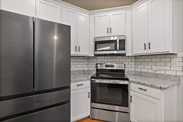 2S761 Parkview DR, Glen Ellyn, IL 60137