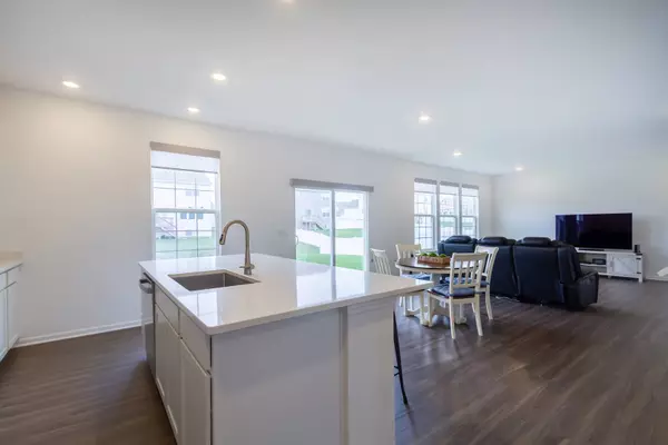 1248 Marlisle DR, Hampshire, IL 60140