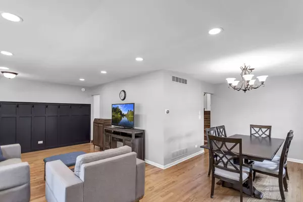 983 Lakewood DR, Bartlett, IL 60103