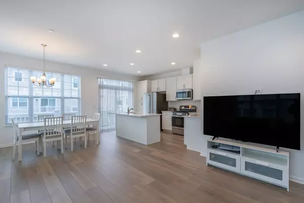 324 Timberleaf CIR, Roselle, IL 60172