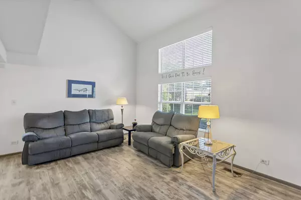 129 Hazelnut DR, Streamwood, IL 60107