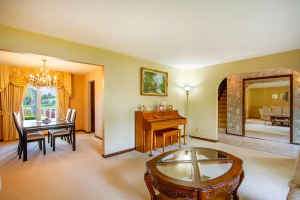 574 Sandpebble DR, Schaumburg, IL 60193