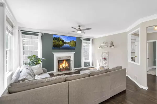 3174 Larrabee DR, Geneva, IL 60134