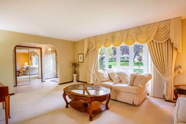 574 Sandpebble DR, Schaumburg, IL 60193