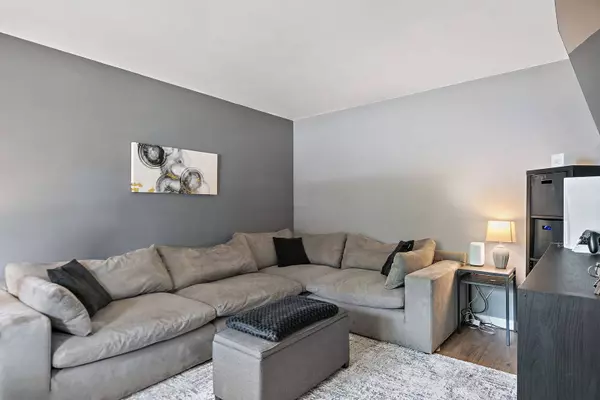 29W437 Butternut LN, Warrenville, IL 60555