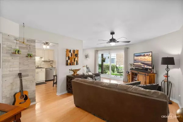 1703 LAKECLIFFE DR #D, Wheaton, IL 60189