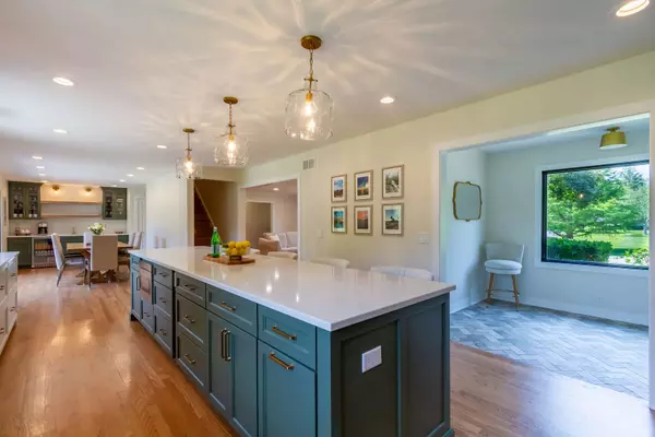 22W364 Glen Park RD, Glen Ellyn, IL 60137