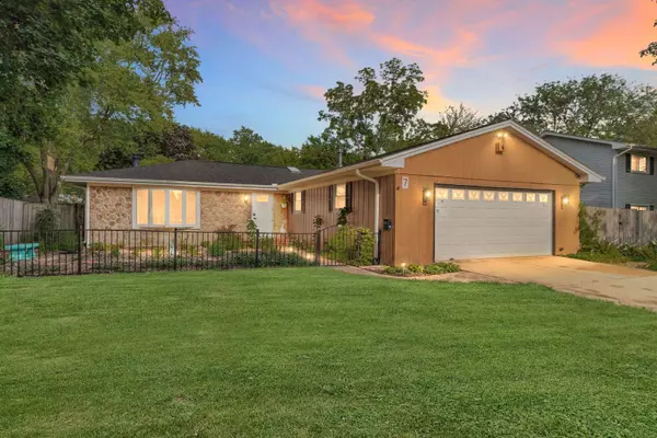 7 Walnut DR, North Aurora, IL 60542