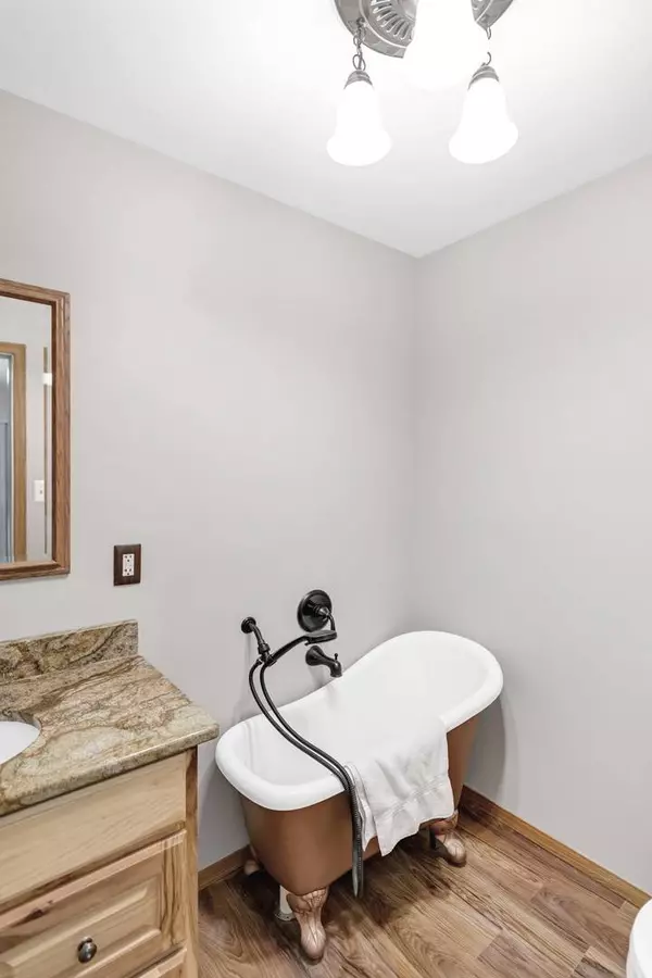 7 Walnut DR, North Aurora, IL 60542