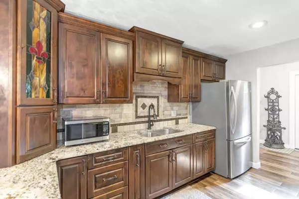 7 Walnut DR, North Aurora, IL 60542