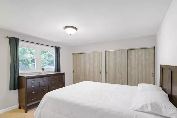 7 Walnut DR, North Aurora, IL 60542